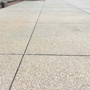 庆阳 黄金麻花岗岩石板材荔枝面地面铺装效果