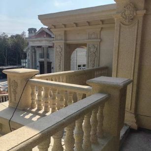 庆阳 黄金麻别墅外墙干挂雕花配合阳台栏杆花瓶柱