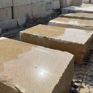 庆阳 黄金麻方料堆场洗料分选中，原材料充足