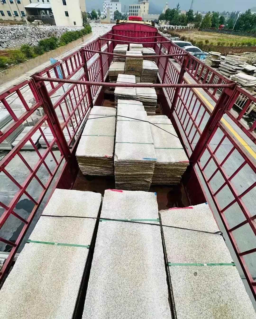 庆阳 黄金麻花岗岩荔枝面，光面毛板装车完成