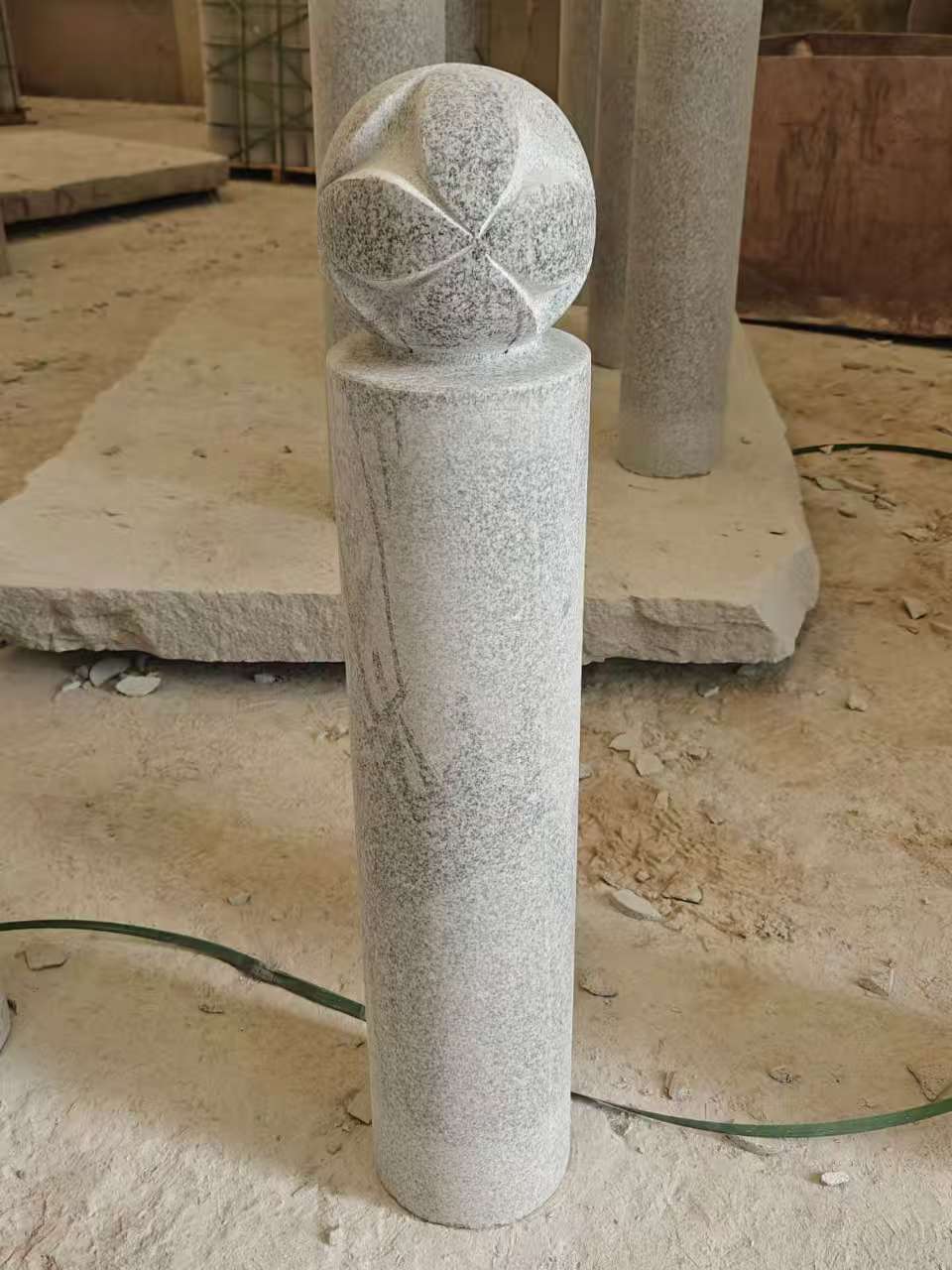 庆阳 芝麻白花岗岩石材挡车石柱、停车柱、圆柱挡车柱、方柱挡车柱等