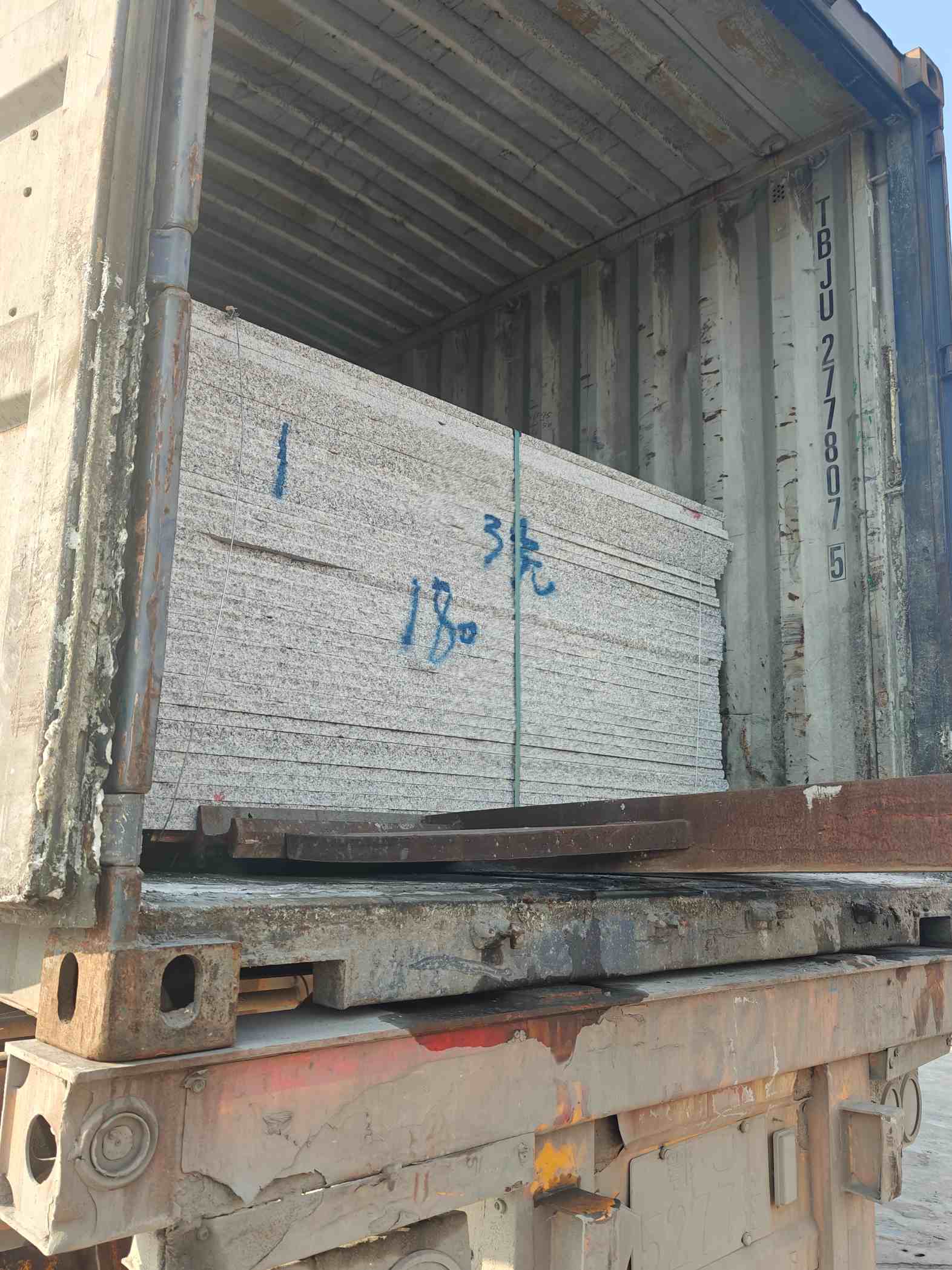 庆阳 芝麻白花岗岩石材3.0公分光面毛板装柜出货