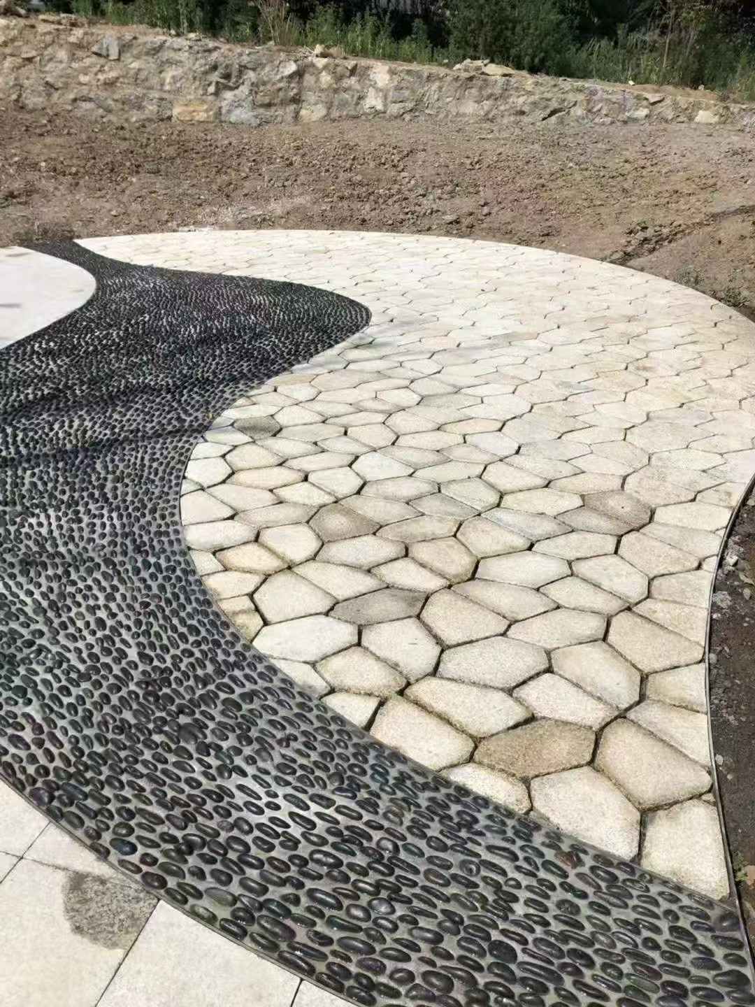 庆阳 黄金麻冰裂纹地铺石工地铺装案例