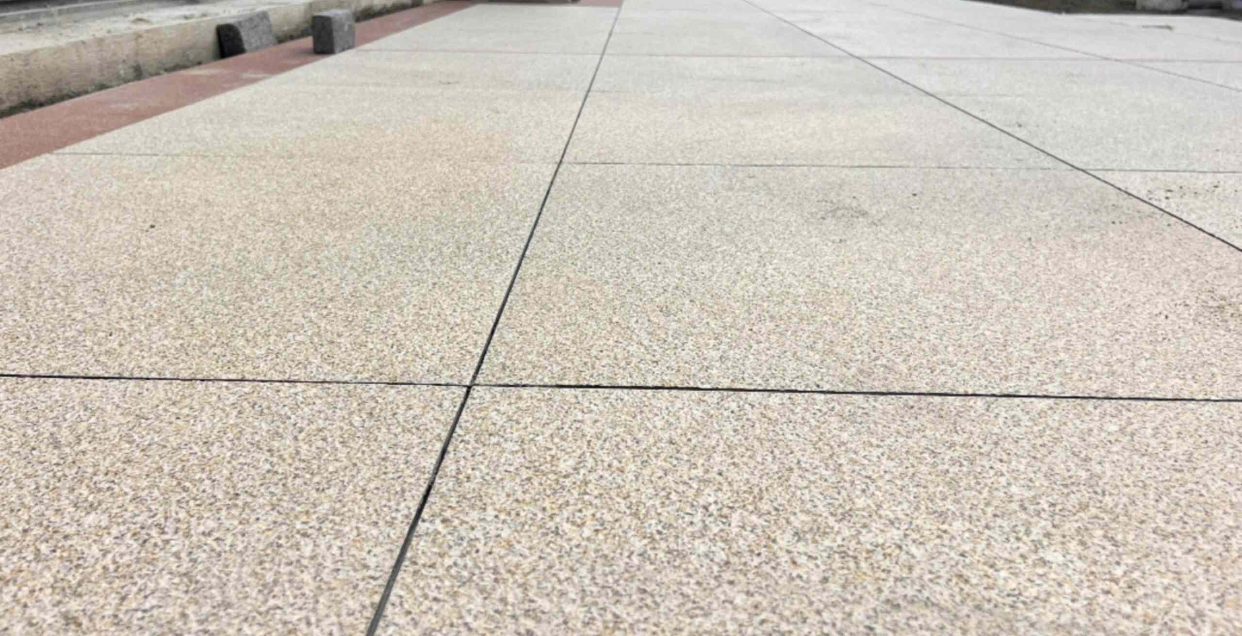 庆阳 黄金麻花岗岩石板材荔枝面地面铺装效果