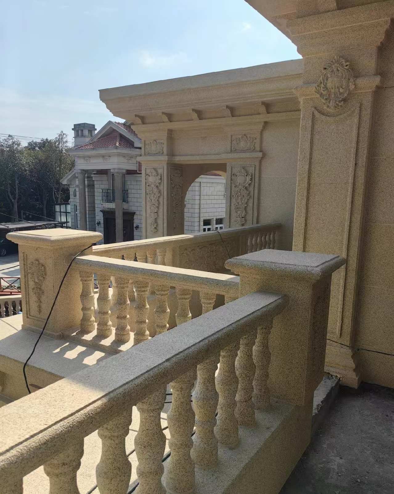 庆阳 黄金麻别墅外墙干挂雕花配合阳台栏杆花瓶柱