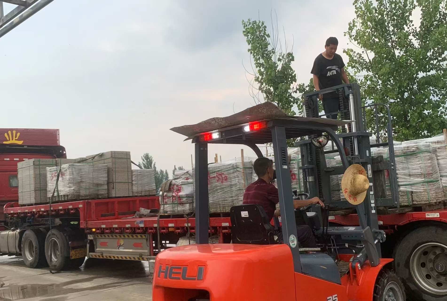 庆阳 黄金麻冰裂纹，地铺石装车