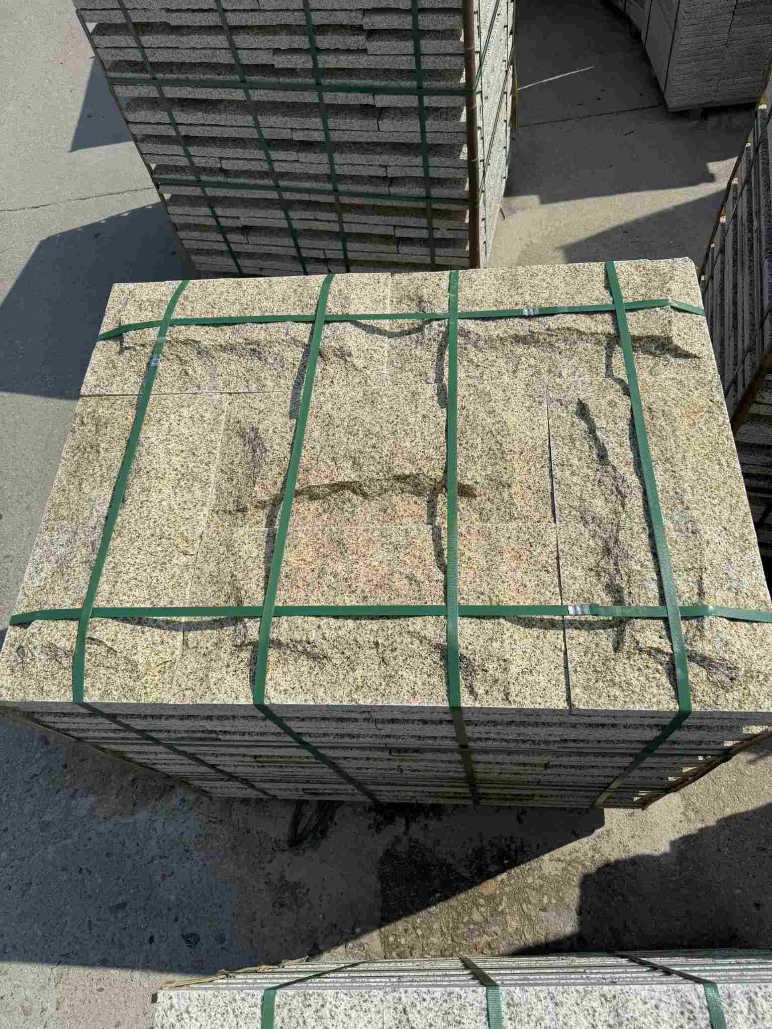 庆阳 黄金麻花岗岩石材自然面蘑菇石成品