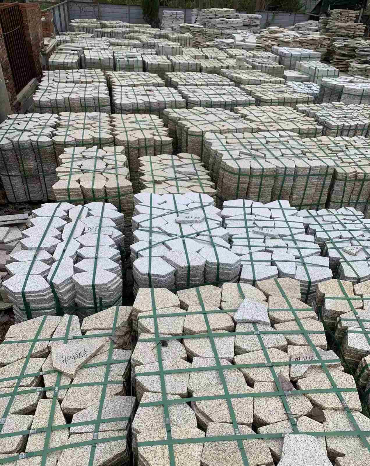 庆阳 黄金麻白麻花岗岩荔枝面地铺石(冰裂纹)