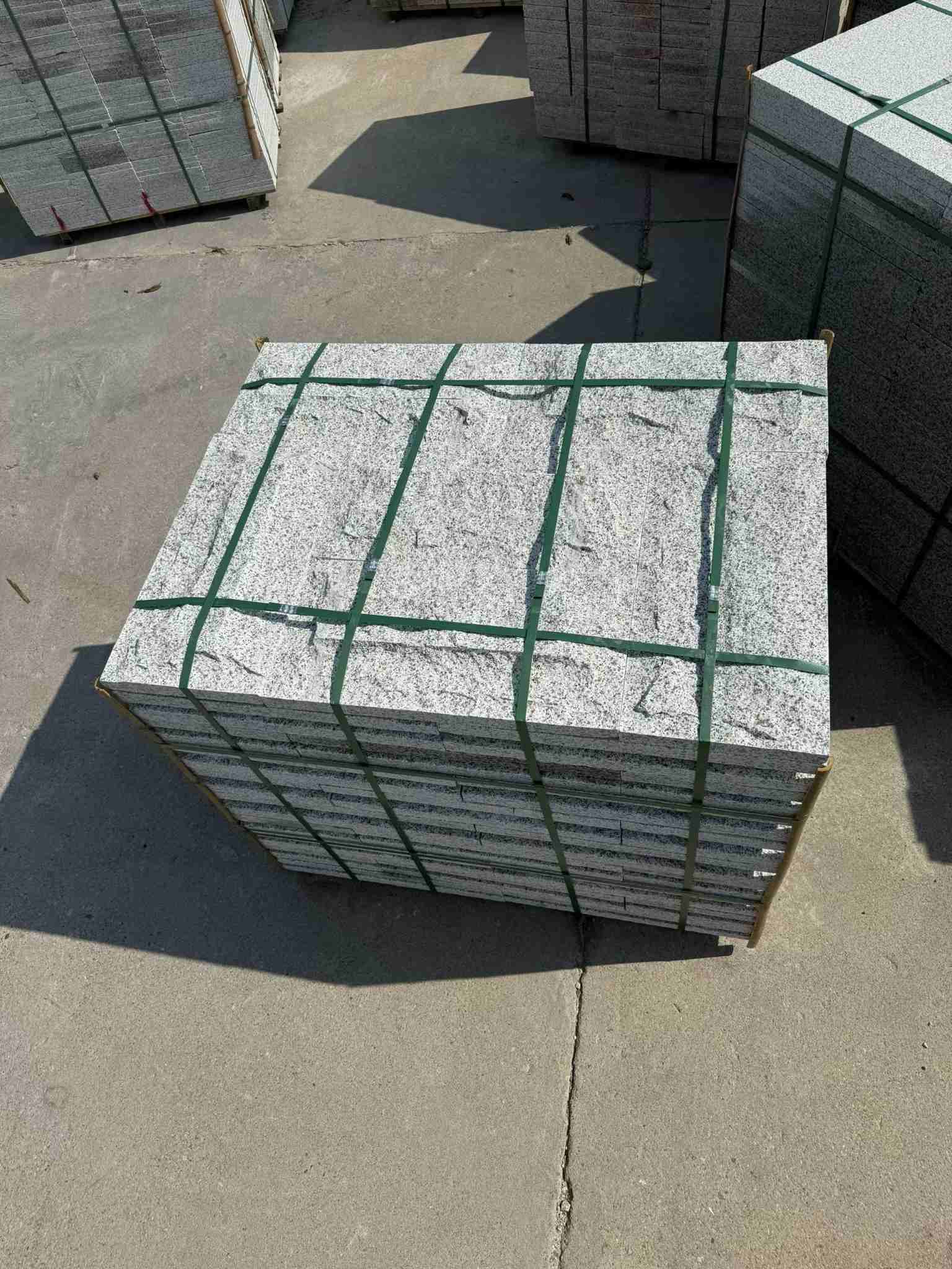 庆阳 白麻花岗岩石材自然面蘑菇石成品