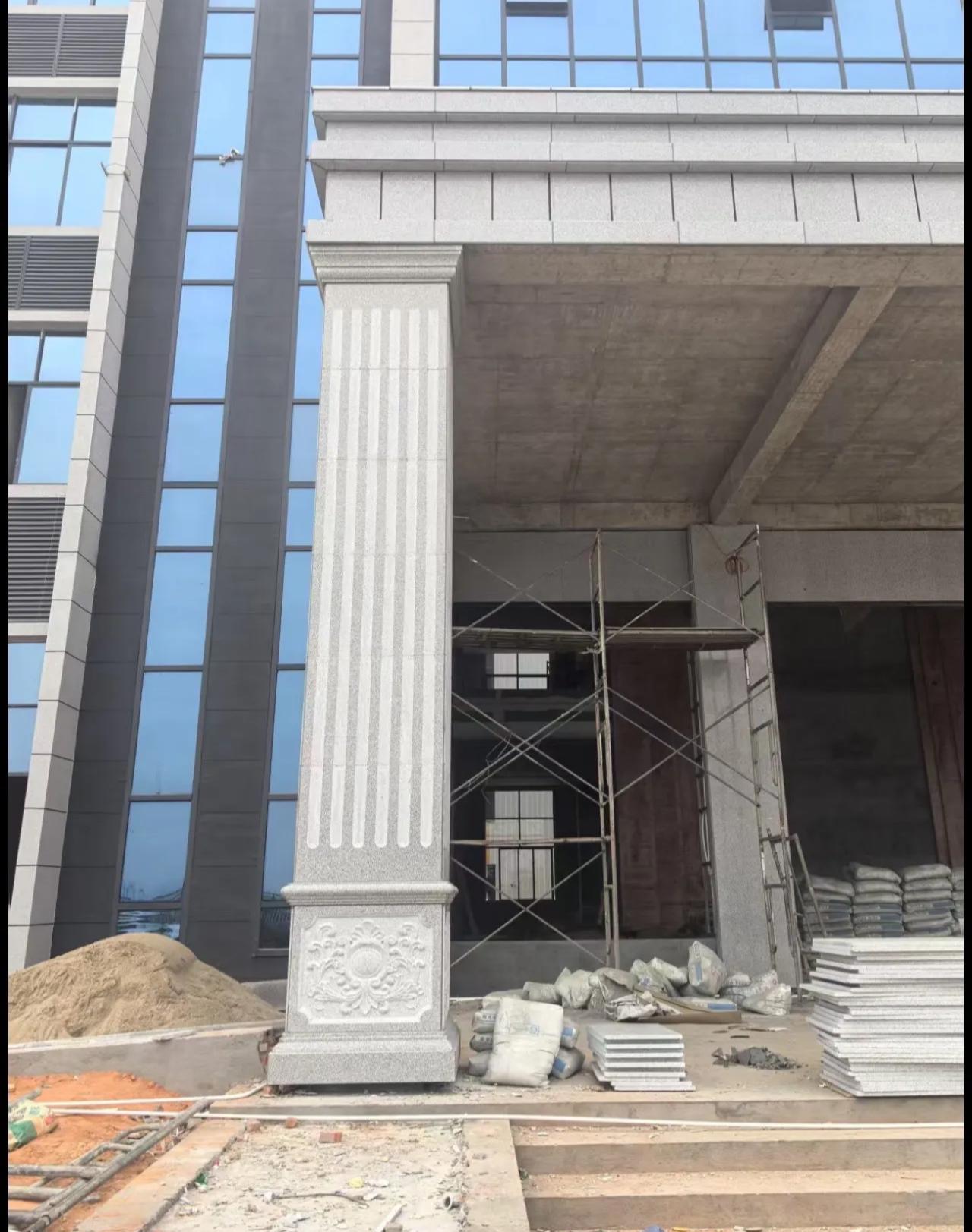 庆阳 芝麻白光面花岗岩门楼大柱（罗马柱）配雕花底座