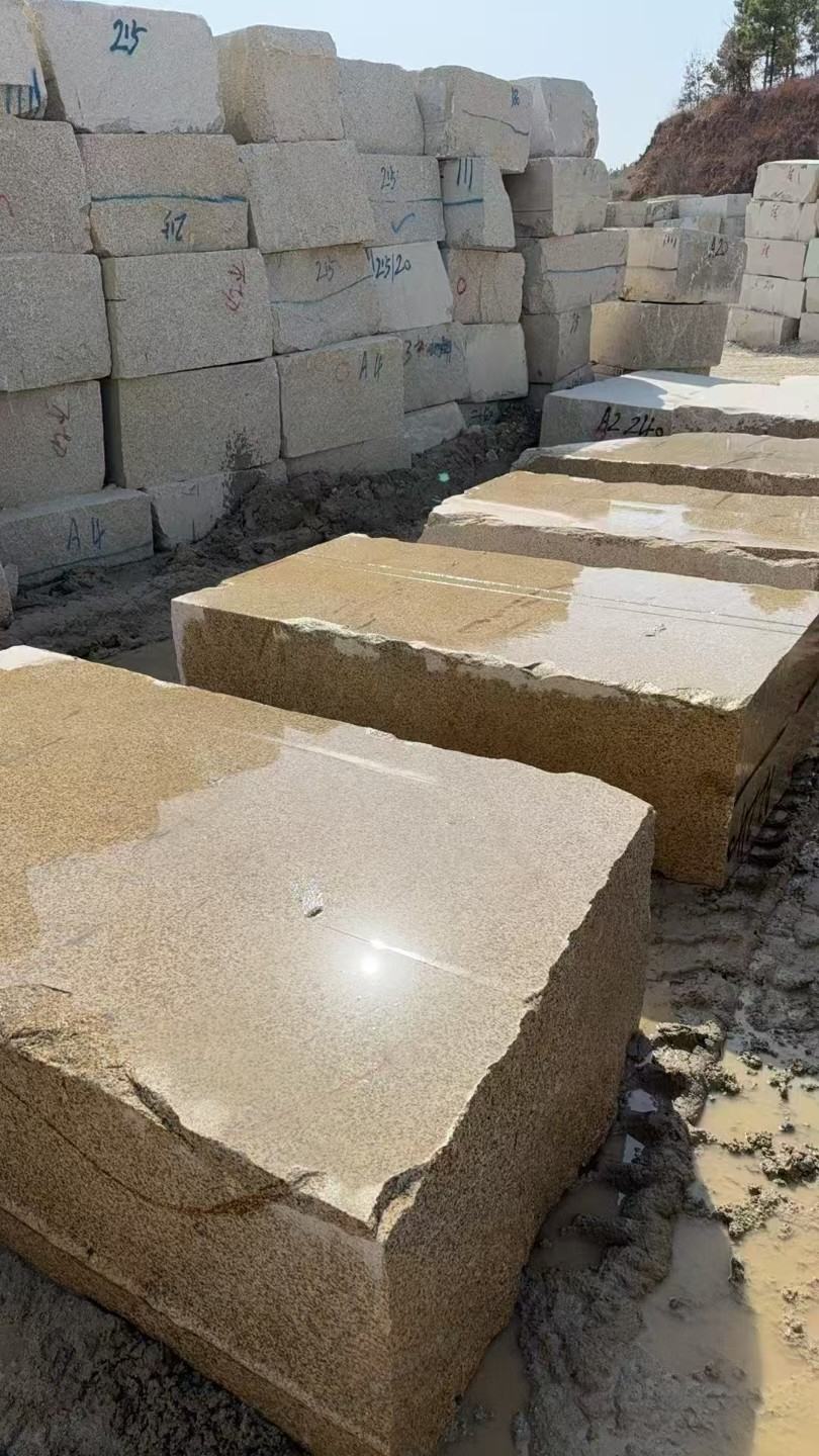 庆阳 黄金麻方料堆场洗料分选中，原材料充足