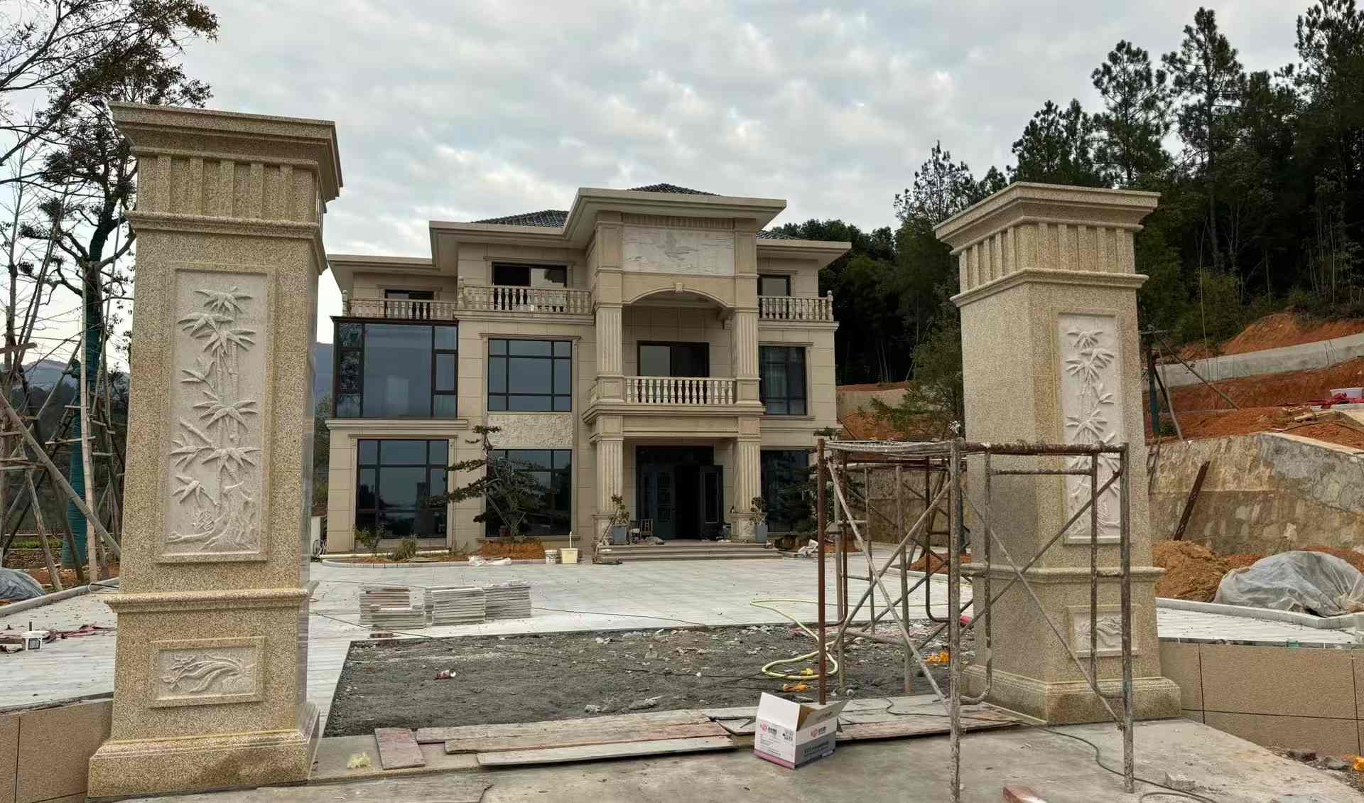 庆阳 黄金麻花岗岩别墅雕花外墙干挂配上门口雕花罗马柱