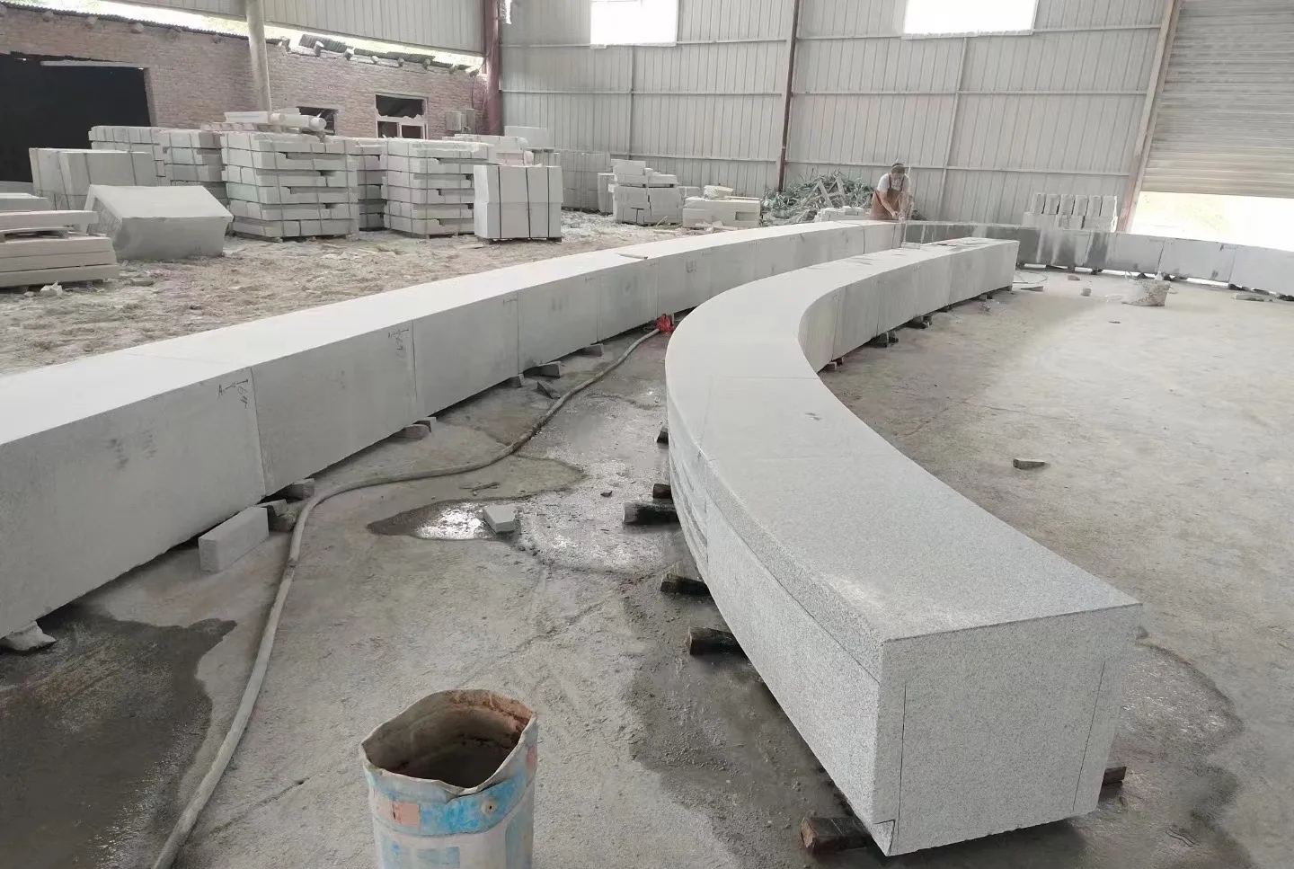 庆阳芝麻白花岗岩石板材 园林光面弧形坐凳