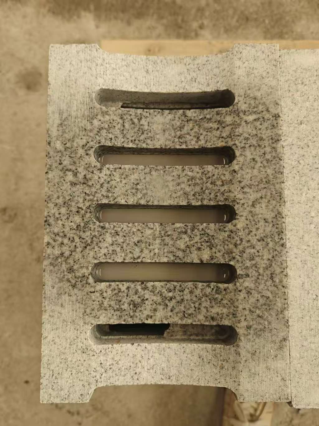 庆阳 芝麻白拉丝面花岗岩U型开槽排水槽