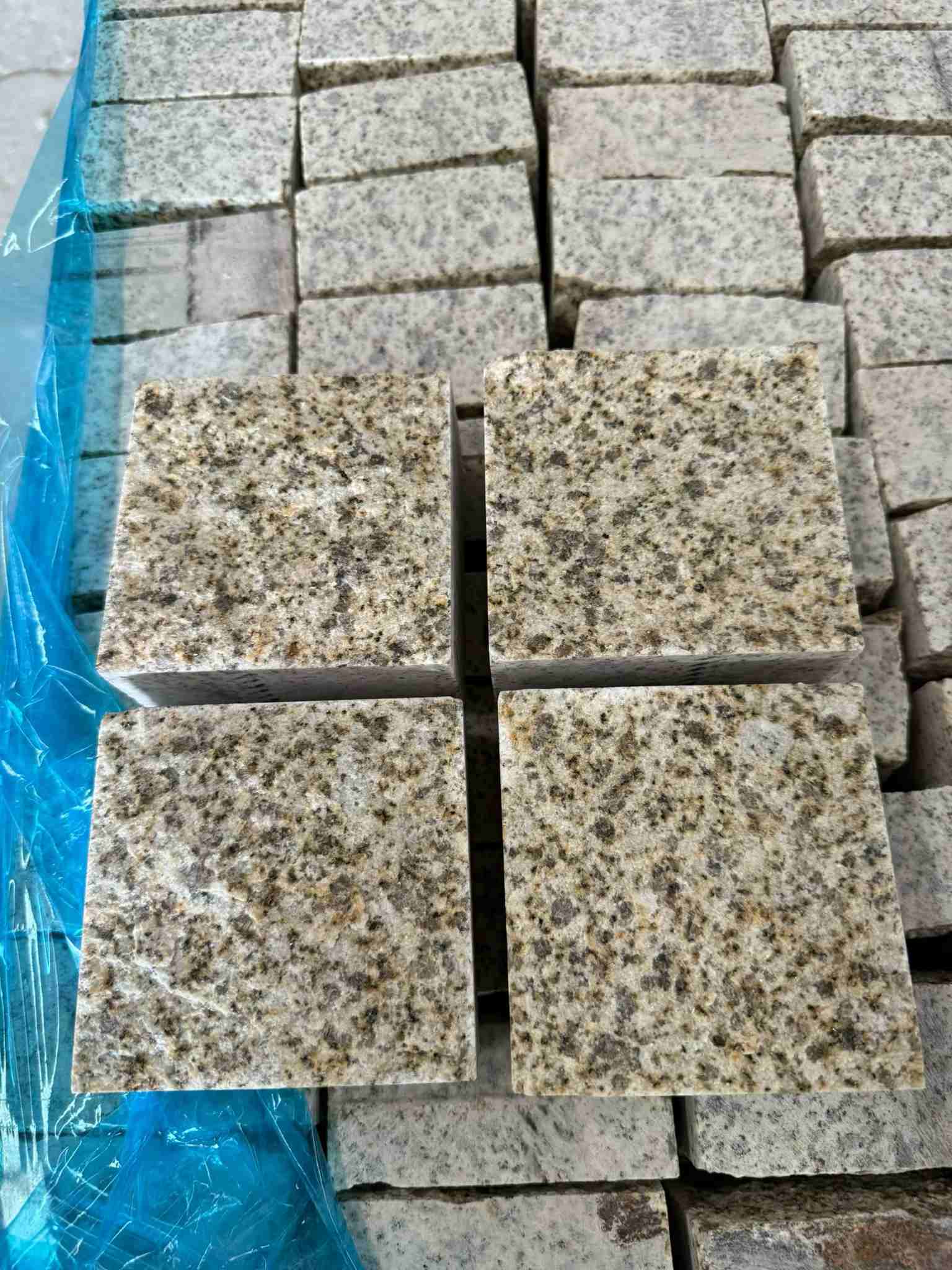 庆阳 黄金麻花岗岩自然面小方块，弹石，马蹄石等