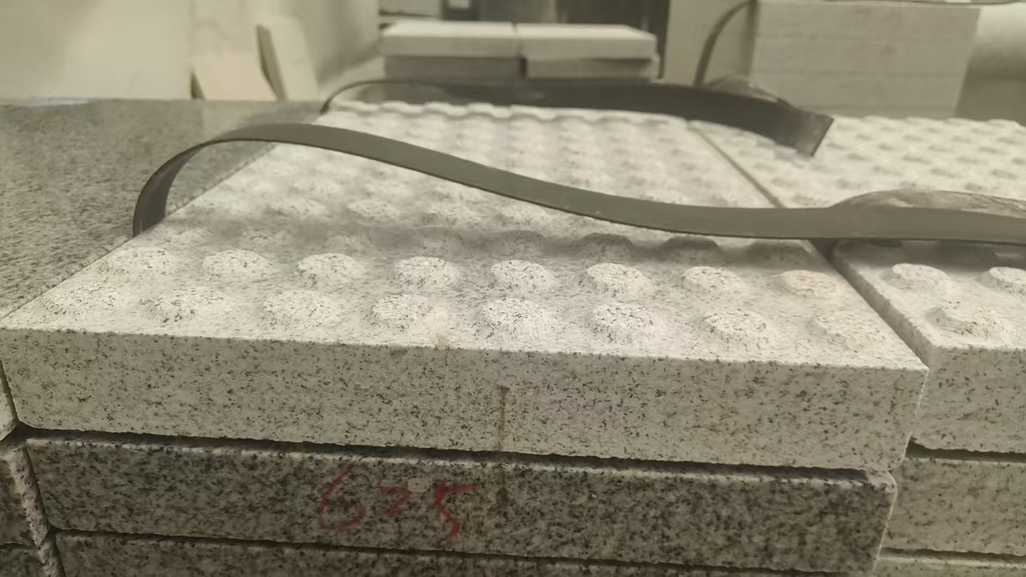 庆阳 芝麻白花岗岩6.0公分荔枝面五轴加工雕刻盲点