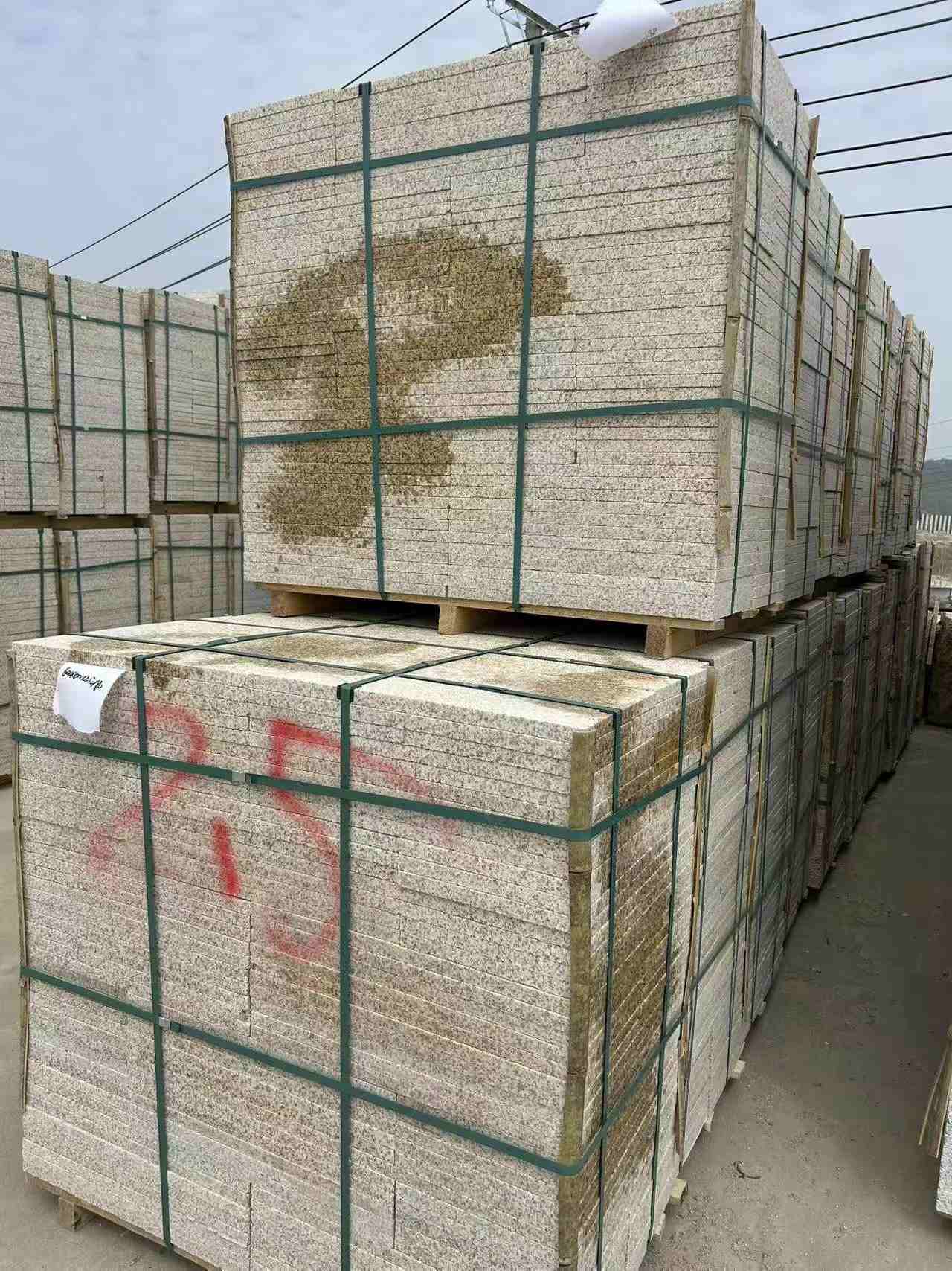 庆阳 黄金麻花岗岩石材荔枝面地铺石2.5*300*600