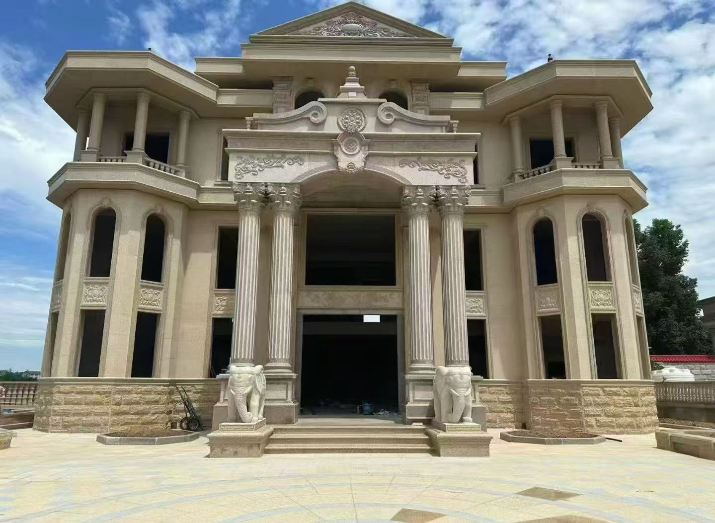 庆阳 黄金麻别墅外墙干挂，大柱，大象，蘑菇石，雕花板