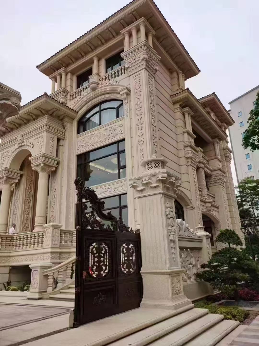 庆阳 黄金麻花岗岩别墅外墙干挂效果展示