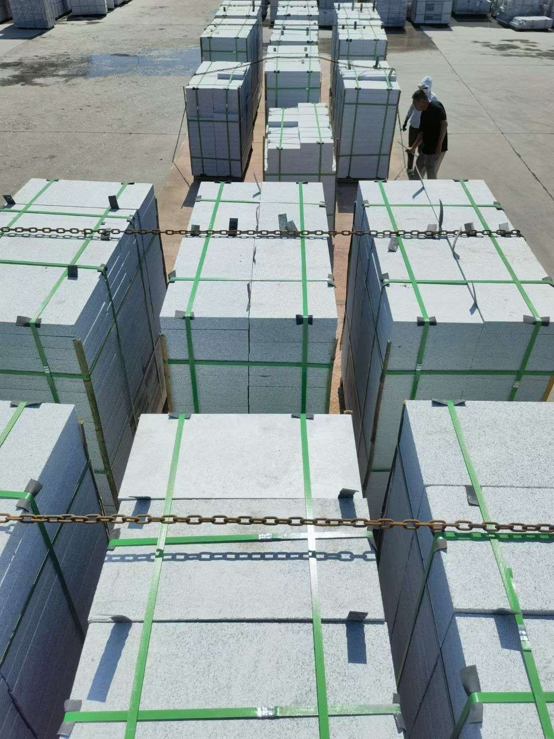 庆阳 芝麻白花岗岩5公分地铺石 花岗岩厂家工厂装车日常